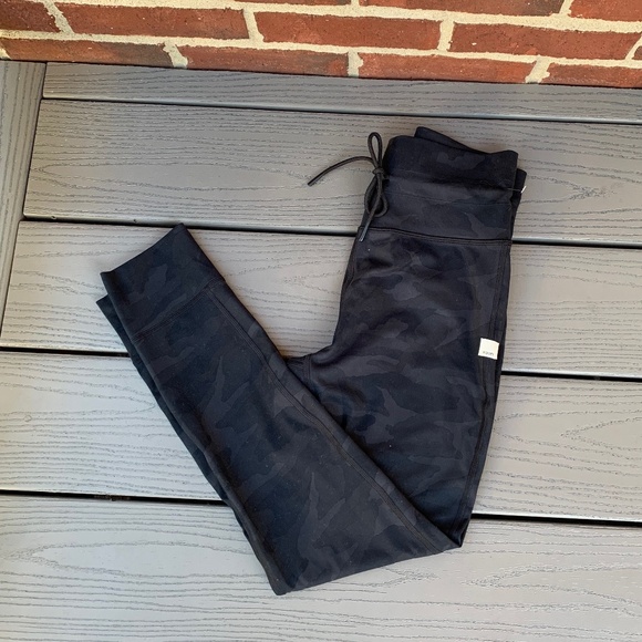 Vuori Halo Essential Hoodie and Vuori Daily Legging Set - Picture 13 of 16